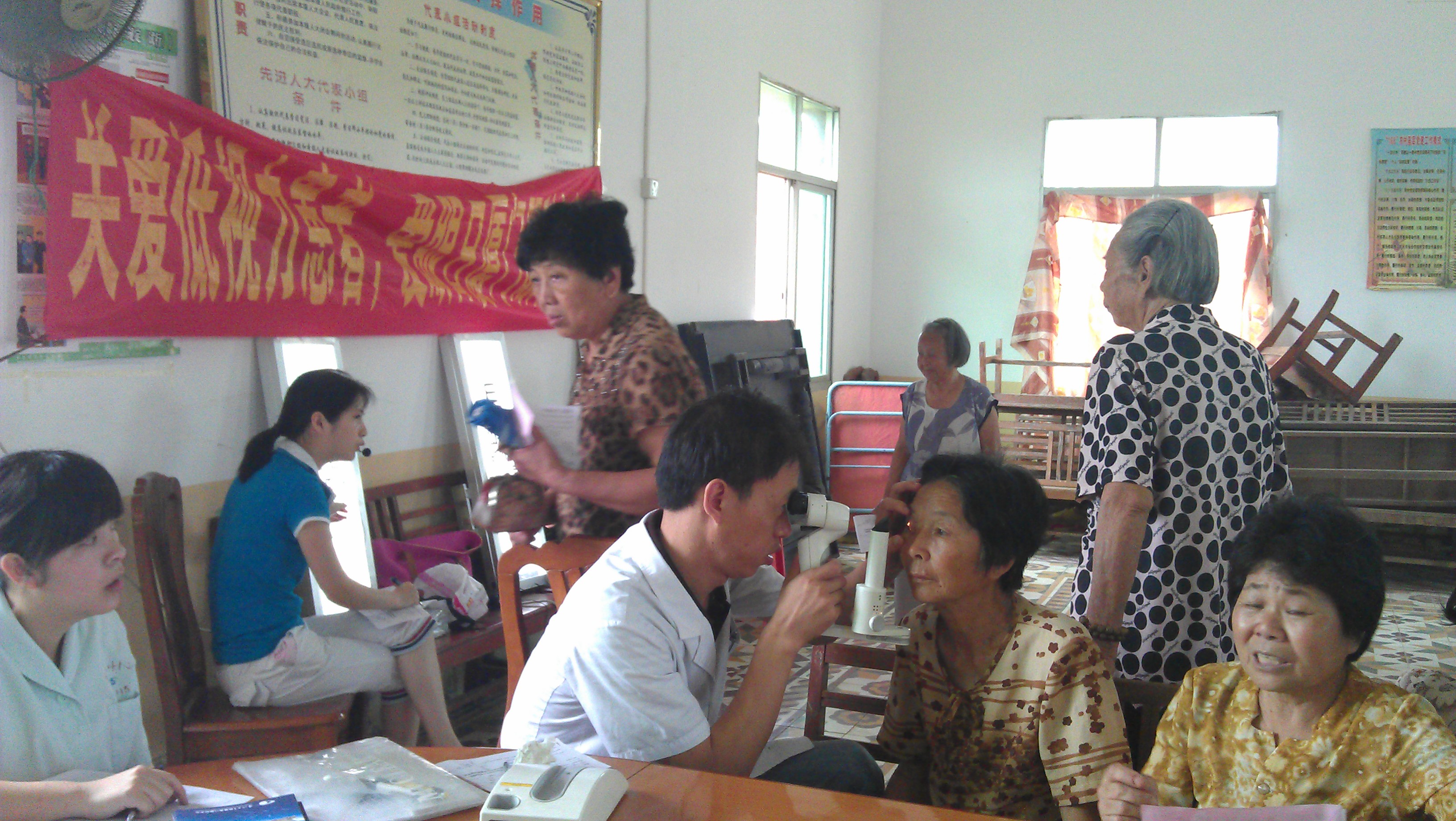 廈門眼科中心防盲辦醫(yī)護人員正在為村民免費檢查眼病